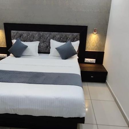 Hotel Aarna Palace Vadodara Buitenkant foto