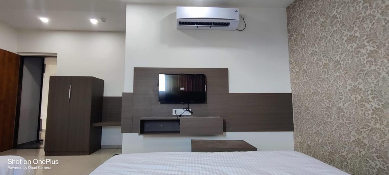 Hotel Aarna Palace Vadodara Buitenkant foto