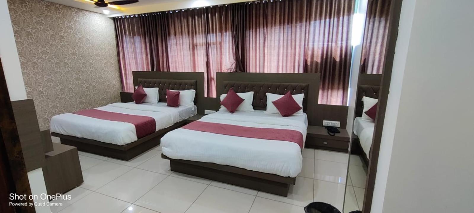 Hotel Aarna Palace Vadodara Buitenkant foto