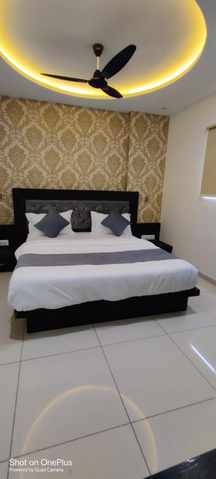 Hotel Aarna Palace Vadodara Buitenkant foto