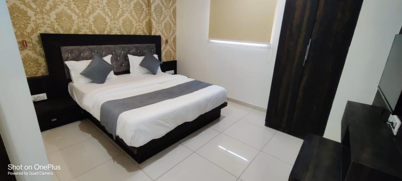 Hotel Aarna Palace Vadodara Buitenkant foto