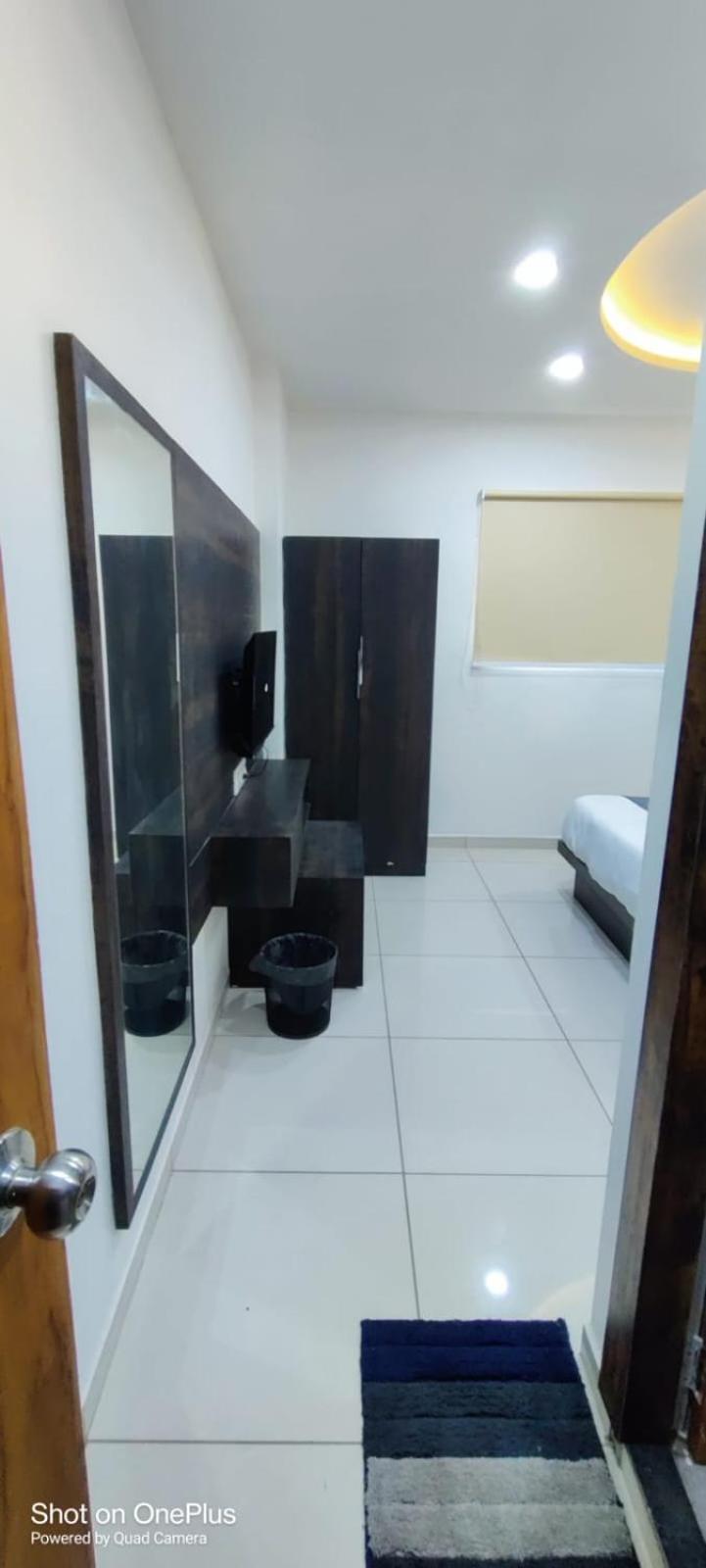 Hotel Aarna Palace Vadodara Buitenkant foto