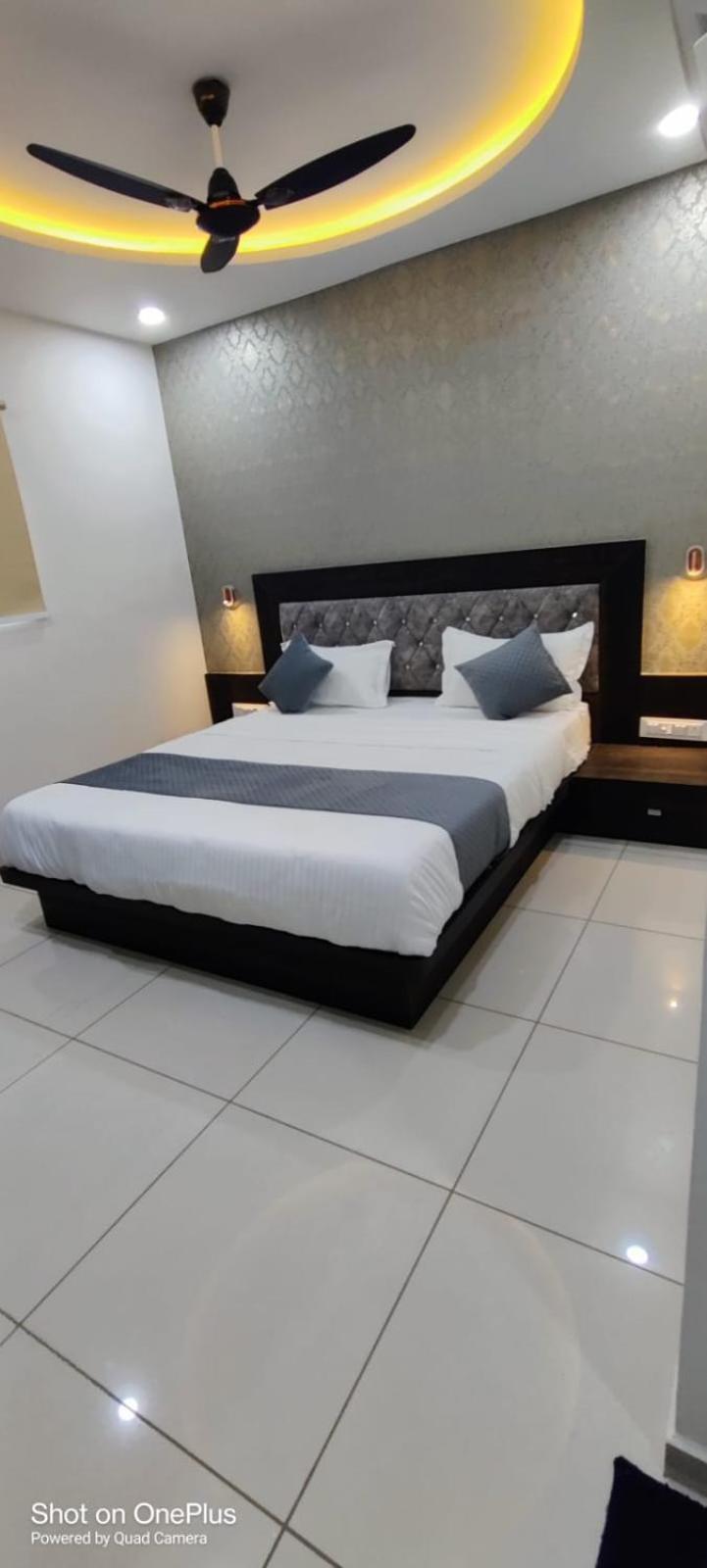 Hotel Aarna Palace Vadodara Buitenkant foto